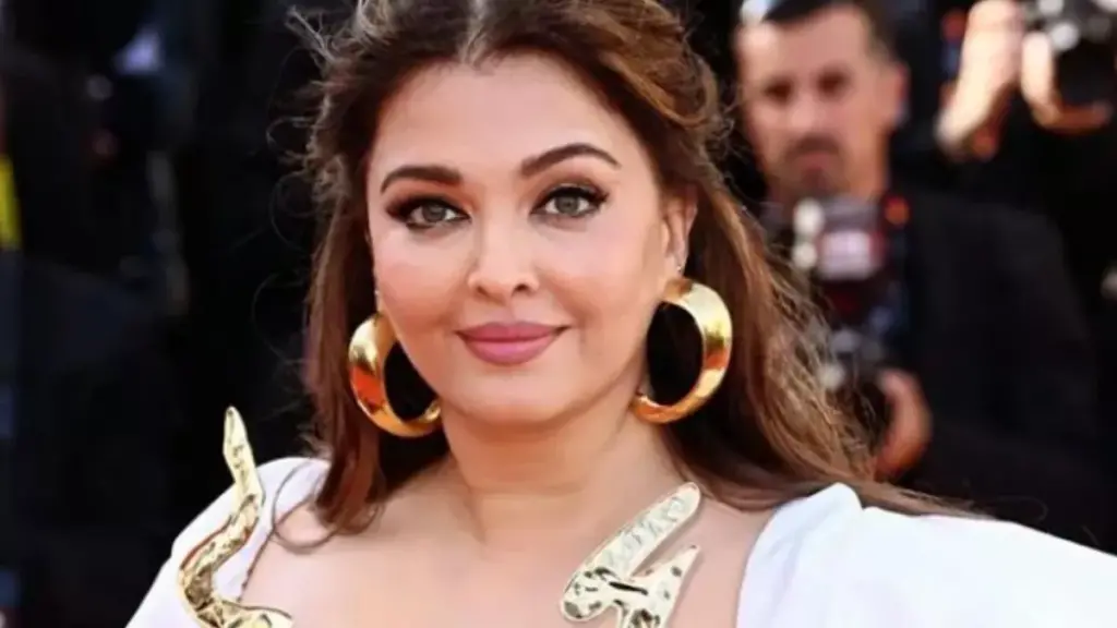Cannes 2024: रेड कारपेट पर ऐश्वर्या राय ने ढहाया कहर, गोल्डन ब्लैक गाउन में लूटी लाइमलाइट