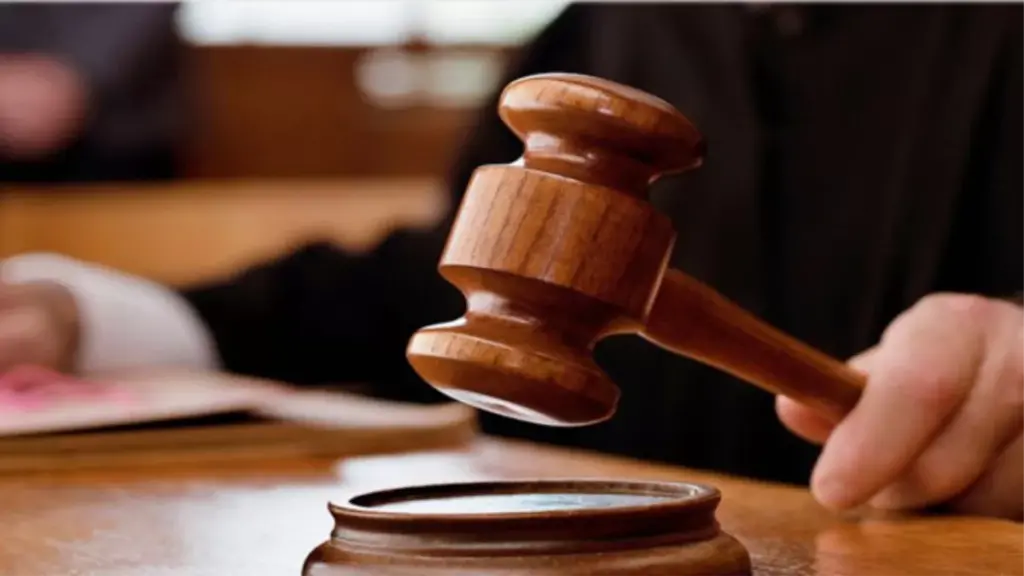 10वीं में चपरासी ने हासिल किए 99.7% अंक, पढ़ने-लिखने में है अक्षम, जज ने दिए लिखावट की जांच के निर्देश