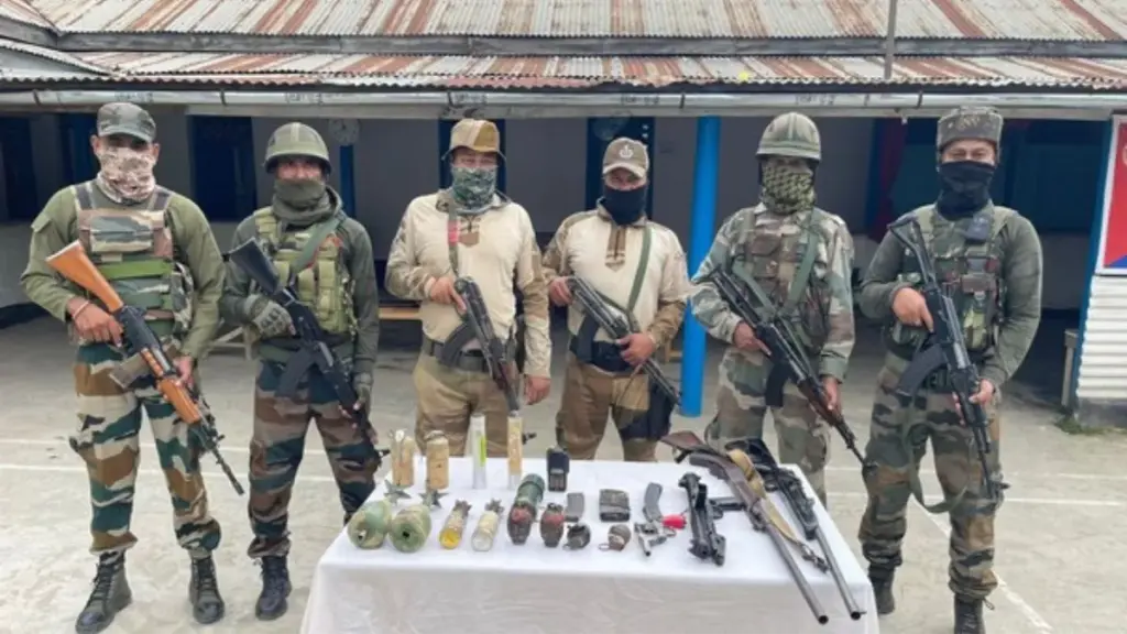 Manipur News: असम राइफल्स और मणिपुर पुलिस की बड़ी कार्रवाई, थौबल जिले में चलाया संयुक्त अभियान; भारी मात्रा में हथियार और गोला बारूद बरामद