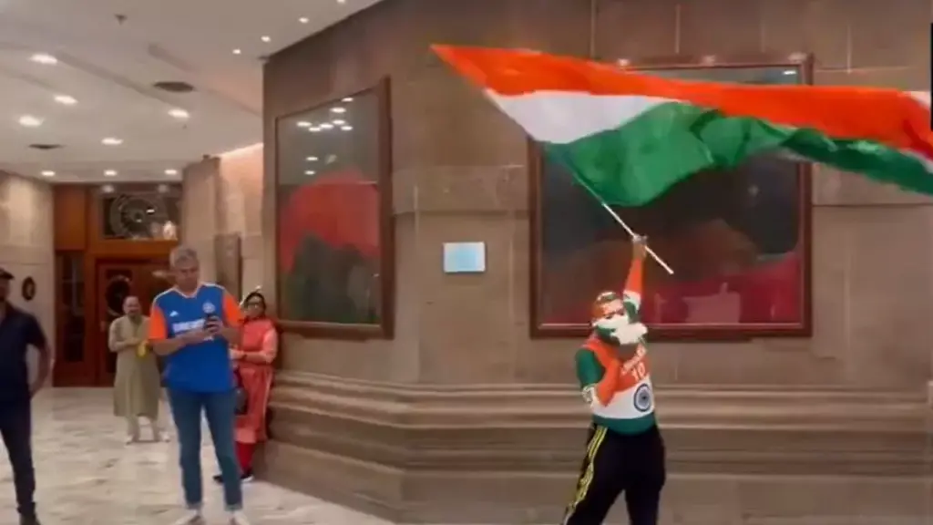 Team India Victory Parade Live: तेंदुलकर के जबरा फैन ने होटल में लहराया तिरंगा, ऐसा रहेगा टीम इंडिया का शेड्यूल
