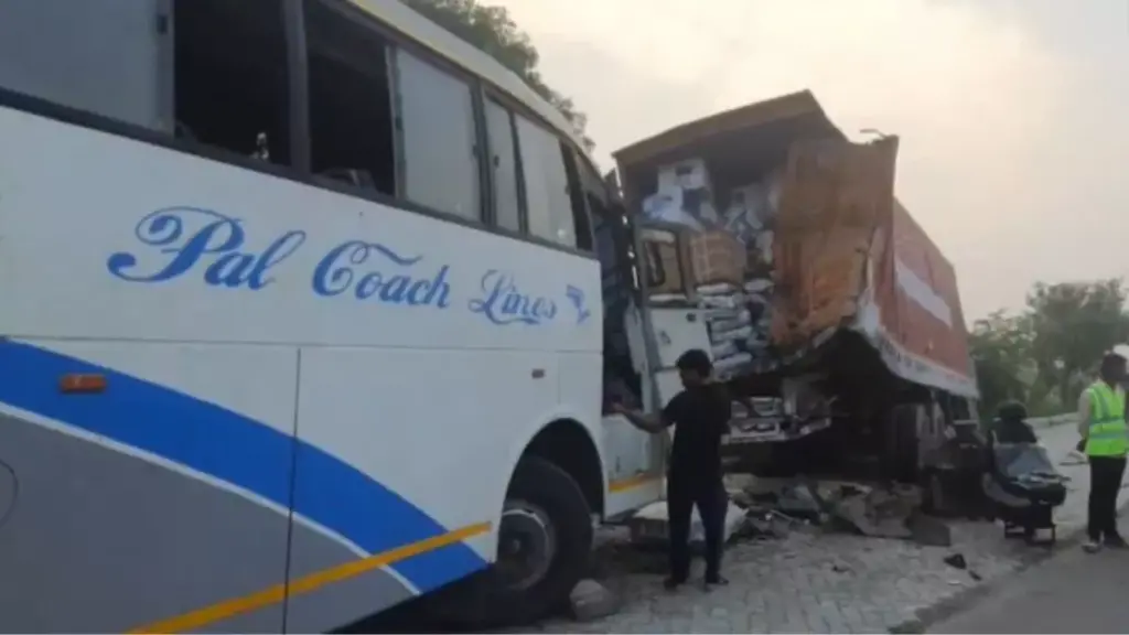Hathras Accident: हाथरस में कंटेनर से टकराई बस, दो लोगों की दर्दनाक मौत; 16 घायल